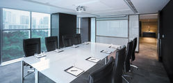 Traders Singapore  - Business Centre. Meeting Room copy