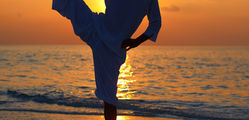 Baros - ©Baros Maldives_Sandbank Sunset Yoga_HR1