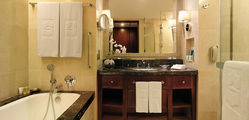 Shangri La Bangkok - Bathroom-in-Deluxe-Room.jpg