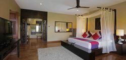 Uga Bay Resort - Bay Suite Master Bedroom