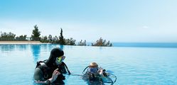 Ikos Oceania - Diving lesson in Ikos